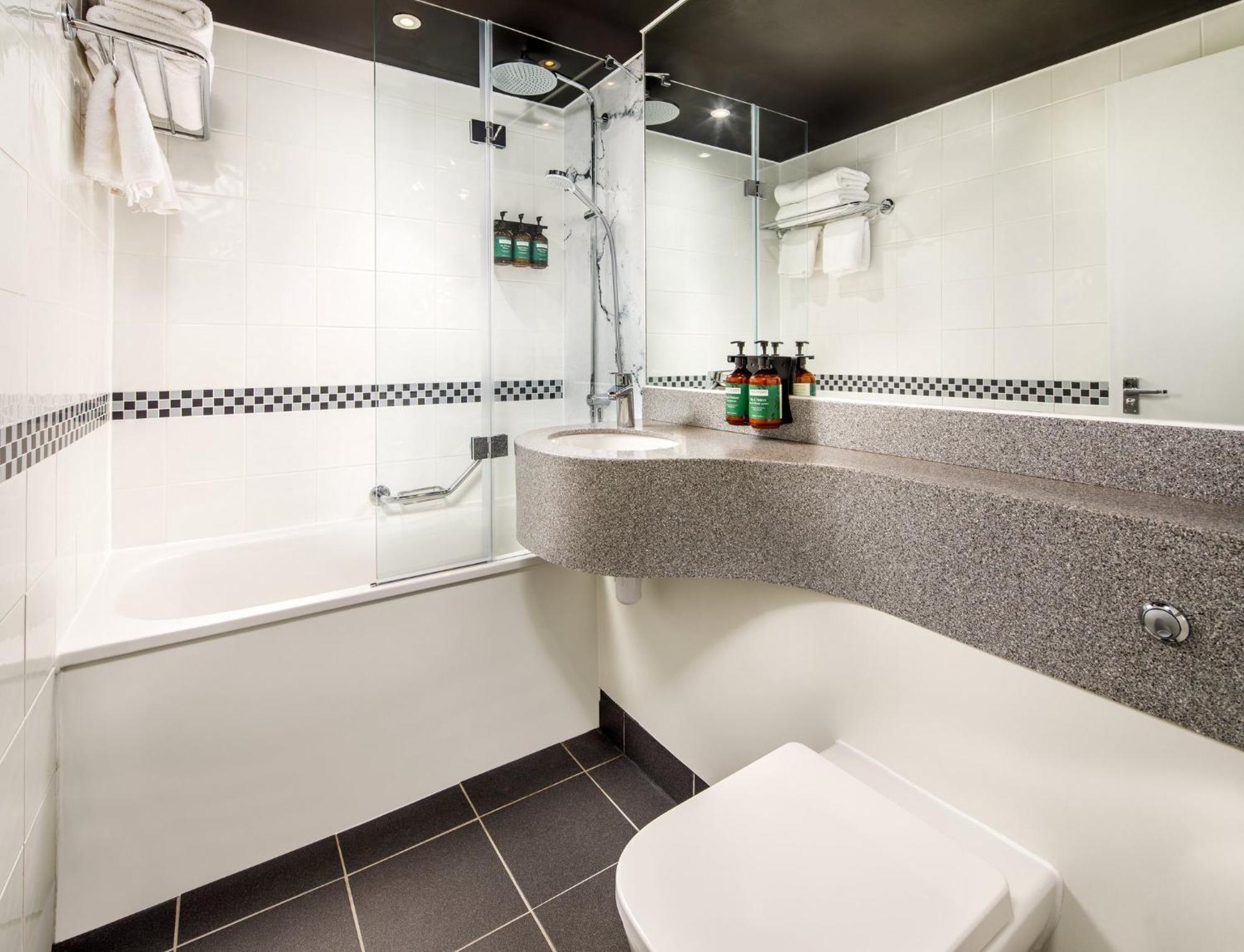 Crowne Plaza Manchester Airport By Ihg Hale  Exterior photo