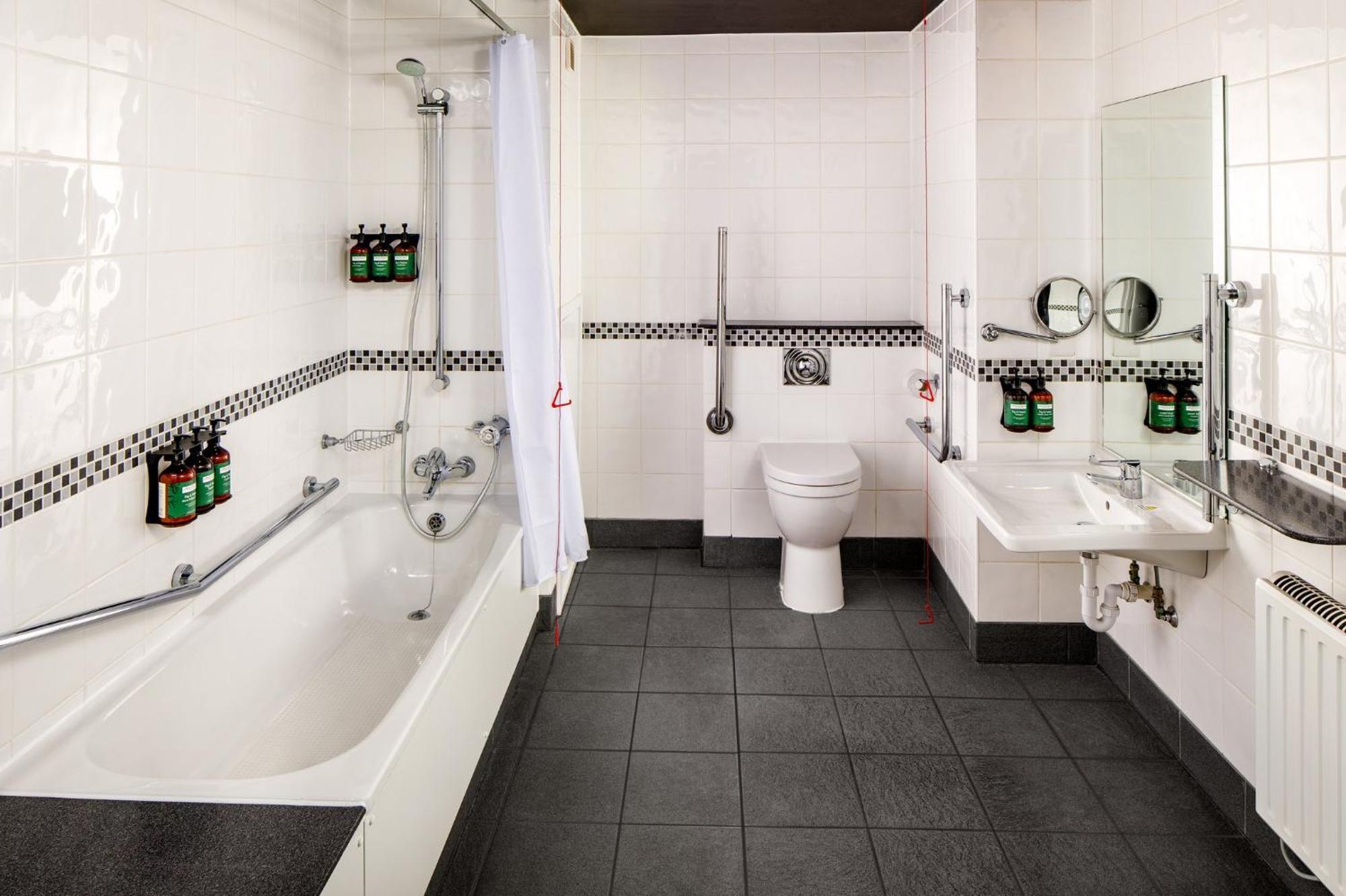 Crowne Plaza Manchester Airport By Ihg Hale  Exterior photo