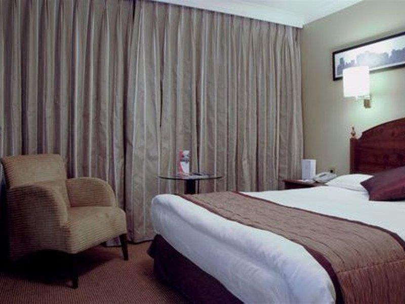 Crowne Plaza Manchester Airport By Ihg Hale  Exterior photo
